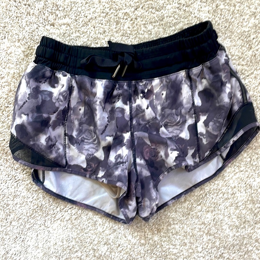 Lululemon Hottie Hot Shorts 2.5”